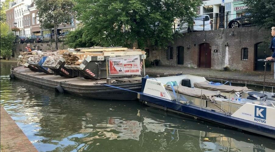 Transporting construction waste over canals in Utrecht with KOTUG E-Pusher™